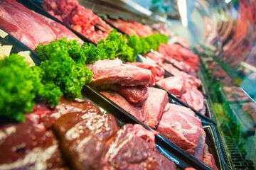 Melalui bakteri dalam usus, daging merah meningkatkan resiko penyakit jantung. 