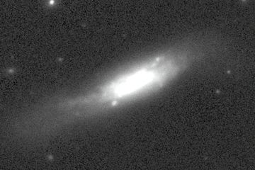 Citra Pan-STARRS dari supernova SN 2020tlf di bagian terluar galaksi NGC 5731, yang berjarak sekitar 120 juta tahun cahaya dari Bumi. Supernova adalah titik terang di kiri bawah tonjolan terang pusat galaksi.