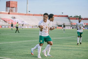 Striker Persebaya Surabaya, Samsul Arif, merayakan gol yang dicetaknya ke gawang Tira-Persikabo pada pekan ke-18 Liga 1 2021-2022.