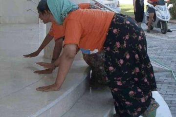 Bagi orang lain, berjalan dengan menggunakan kaki dan tangan sangat tidak nyaman. Namun keluarga ini dapat dengan lincah bergerak.