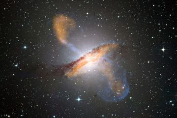 Centaurus A adalah galaksi elips yang terletak sekitar 13 juta tahun cahaya dari Bumi. Gambar komposit warna ini mengungkapkan lobus dan pancaran yang berasal dari lubang hitam pusat galaksi aktif.