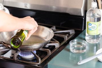 Tak Sengaja Simpan Cuka di Dekat Kompor Semalaman, Efeknya saat Mulai Masak Buat Satu Keluarga Tersenyum
