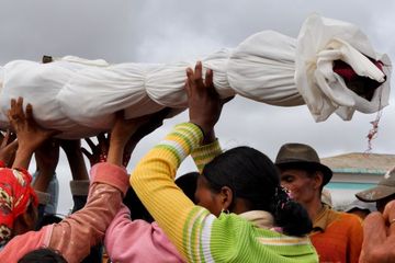 Mengenal Famadihana, Ritual Menari Bersama Mayat di Madagaskar
