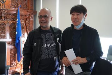Anggota Exco PSSI, Haruna Soemitro, bersama dengan pelatih timnas Indonesia, Shin Tae-yong