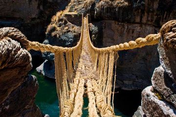Jembatan tali di Peru dan Andes yang bertebing curam, menjadi penting.
