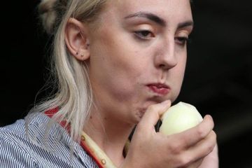 Pantas Nggak Pernah Sakit! Rahasia Sehat Nenek Depan Rumah Ternyata Rutin Kunyah Bawang Bombay Sebelum Tidur, Penyakit Ganas Ini Langsung Tumbang