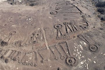Jalan pemakaman (bagian dari yang ditunjukkan di sini) sudah ada sejak 4.500 tahun yang lalu di Arab Saudi.