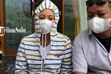 R (kanan) didampingi Penasehat Hukum Hery Hartono menunjukkan surat aduan pelanggaran etik oknum anggota Polres Boyolali, Senin (17/1/2022). 