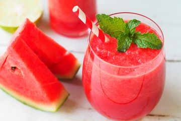 Jus semangka dengan topping daun mint