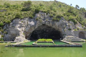 Vila gua Kaisar Romawi Tiberius.