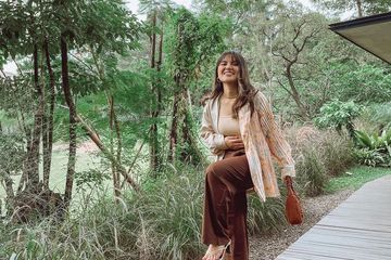 OOTD pakai celana cokelat ala Marsha Aruan