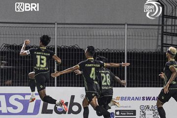 Pemain Barito Putera merayakan gol yang dicetak Bayu Pradana ke gawang Persela Lamongan pada pekan ke-26 Liga 1 2021-2022.