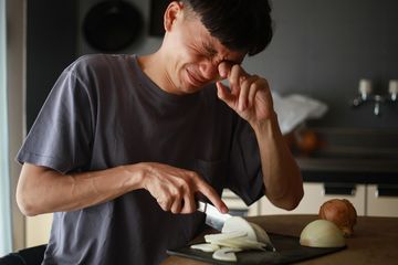 Kenapa Potong Bawang Bisa Buat Kita Menangis? Simak 4 Tips Mengurangi Perih saat Memotong Bawang