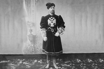 Tsar Nicholas II dengan pakaian tradisional yang mewah.