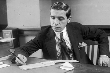 Karena kepiawaiannya dalam menipu, Charles Ponzi dikenal sebagai pelopor investasi bodong. 