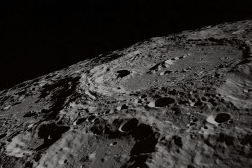 NASA berencana mengirimkan lagi manusia ke bulan dalam dekade ini. Seberapa sering bulan diterjang benda antariksa? Amankah bila manusia ke sana?