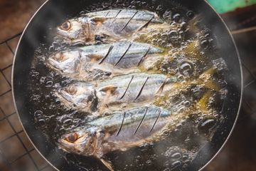 Pantas Mertua Kekeh Gak Mau Goreng Ikan Kalau Gak Ada Tepung Terigu, Ternyata Efeknya Kalau Ditabur ke Minyak Goreng Bikin Wow Banget