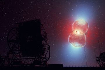 Ilustrasi ledakan RS Ophiuchi Nova. Gelombang kejut cepat membentuk bentuk jam pasir saat mengembang, di mana sinar gamma diproduksi. Emisi sinar gamma ini kemudian dideteksi oleh H.E.S.S. teleskop (ditunjukkan di latar depan).