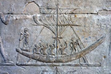 Pemikir Romawi seperti Ptolemy bersikeras bahwa secara fisik mustahil untuk mengelilingi Afrika. Afrika, seperti yang dipercaya oleh Ptolemy, adalah daratan tak berujung yang pergi ke tepi bumi, tanpa pantai di ujung selatannya.