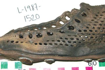 Bahkan bayi dan anak kecil dituntut untuk mengenakan sepatu serta berpakaian sesuai kelasnya. Sepatu anak di zaman Romawi Kuno dapat menunjukkan status sosial orang tua. orang tua berstatus tinggi mendandani anak dengan sepatu bagus.