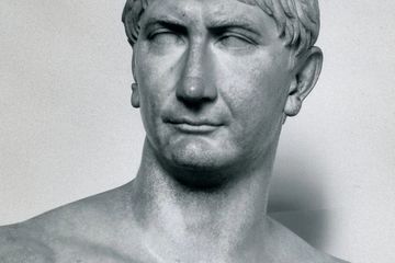 Patung marmer Kaisar Trajan di British Museum.