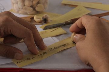 Menulis Media Lontar: Pelestarian Sejarah Tradisi Pencatatan Nusantara