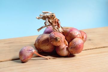 Agar awet, jangan simpan bawang merah utuh di dalam kulkas.