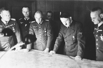 Hitler di markas Panglima Angkatan Darat. Halder (paling kanan) bersama Hitler, 1940.