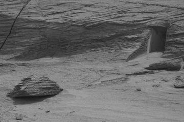 Foto 'Pintu' di Mars Diungkap oleh NASA, Apakah Ini Pintu Alien?