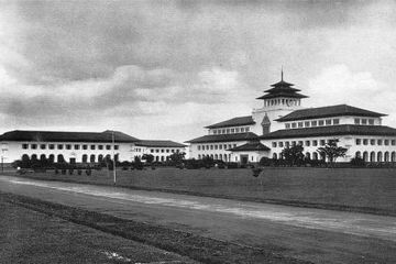 Gouvernements Bedrijven (GB) yang saat ini dikenal dengan Gedung Sate di Bandung.