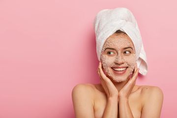 Cara Eksfoliasi Wajah  yang Tepat Sesuai Jenis Kulit, Jangan Asal!