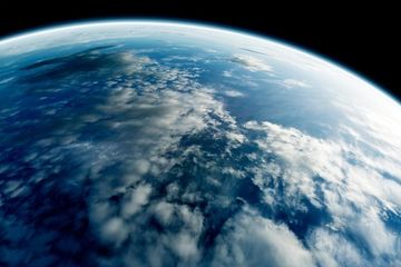 Kelas senyawa kimia super-reaktif yang sama sekali baru telah ditemukan di bawah kondisi atmosfer.