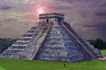 Chich&eacute;n Itz&aacute;, salah satu piramida dari peradabayan Maya terlihat saat senja.