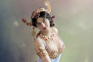 Margaretha Geertruida Zelle alias Mata Hari, potret lawas yang diwarnai oleh seniman Rusia, Olga Shirnina.