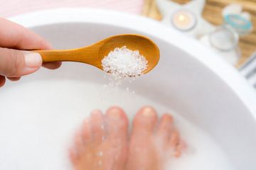 30 Menit Sebelum Mandi, Iseng Tuang Garam ke Bak Air di Kamar Mandi, Satu Jam Kemudian Tubuh Langsung Rasakan Hal Tak Terkira Ini