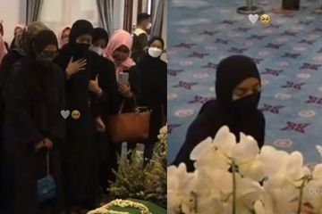 Nabila Ishma, kekasih Eril duduk lemas di samping peti jenazah anak Ridwan Kamil  