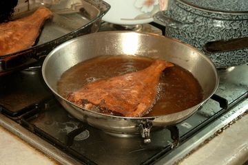 Heran Tiap Goreng Ikan Kok Gak Pernah Lengket, Rahasia Mama Mertua Ternyata Cuma Menaburkan Bahan Ini Sebelum Ikan Masuk Ke Wajan, Coba Deh!