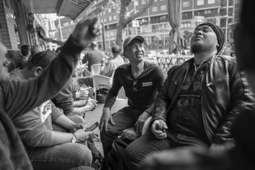 Eko Susanto (bukan nama sebenarnya) seorang pekerja migran tak berdokumen berasal dari Indonesia yang pernah bekerja di Belanda. Akibat terlilit-hutang yang tak kunjung ia bayar, ia terpaksa meninggalkan keluarga demi menjadi pekerja tidak berdokumen.