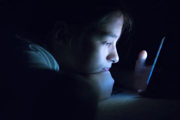 Membatasi Cahaya Biru Selama Satu Minggu Dapat Mengatasi Masalah Tidur