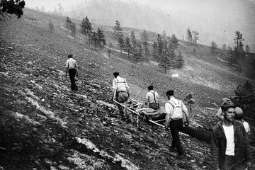Pengambilan jenazah para korban tragedi kebakaran hebat di Mann Gluch, Montana pada tahun 1949.