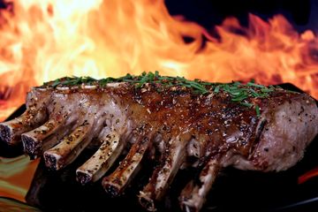Barbekyu atau makanan panggang/bakar.