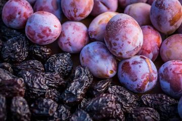 Senyawa Bioaktif dalam Plum Dapat Membantu Memulihkan Kesehatan Tulang
