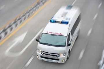 Aturan Berkendara Saat Ketemu Ambulans Berikan Jarak, Bukan Mengekor