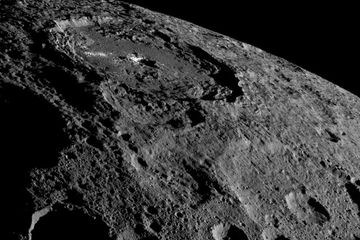 Gambar dari pesawat ruang angkasa Dawn NASA menunjukkan permukaan planet kerdil Ceres di bagian dari belahan utara yang diambil pada 17 Oktober 2016.