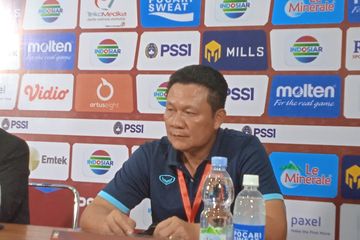 Tatapan kosong pelatih Vietnam, Nguyen Quoc Tuan di konferensi pers pasca-pertandingan di Stadion Maguwoharjo, Sleman