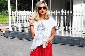 Inspirasi OOTD pakai atasan putih dan bawahan merah