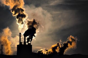 Lebih dari separuh penyakit patogen manusia yang diketahui dapat diperburuk oleh emisi gas rumah kaca, menurut studi baru.