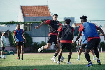 Pemain Persebaya, Leo Lelis dalam latihan bersama tim.