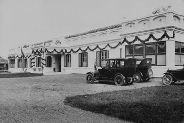 Pembukaan rumah sakit Ziekenzorg di Surakarta. Potret diambil sekitar tahun 1922.