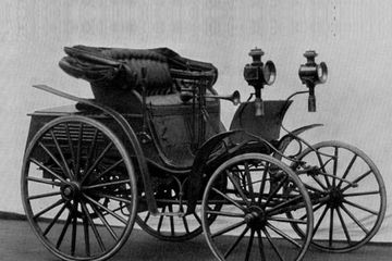 Mobil Benz Victoria dari Eropa milik Pakubuwana X yang jadi saksi bisu lemparan bom oleh oknum radikalis di Surakarta pada 1923.
